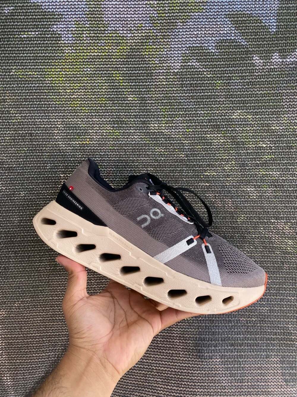 On Running Brand Black/Orange Fade Cloud Cloudeclipse